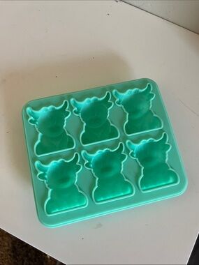 Crafting Silicone Mold Highland Cow Silicone Mold Tray - Seafoam Green